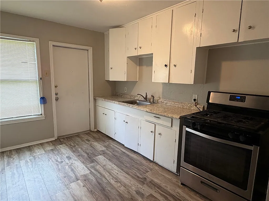 2 bed, 1.0 bath, 799 sqft, $995 — Photo 3