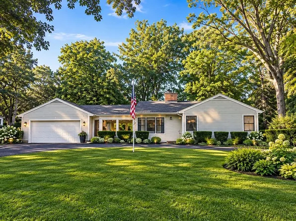 7302 Hillside Rd, Crystal Lake, IL 60012