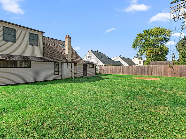 305 N Park Dr — Photo 25