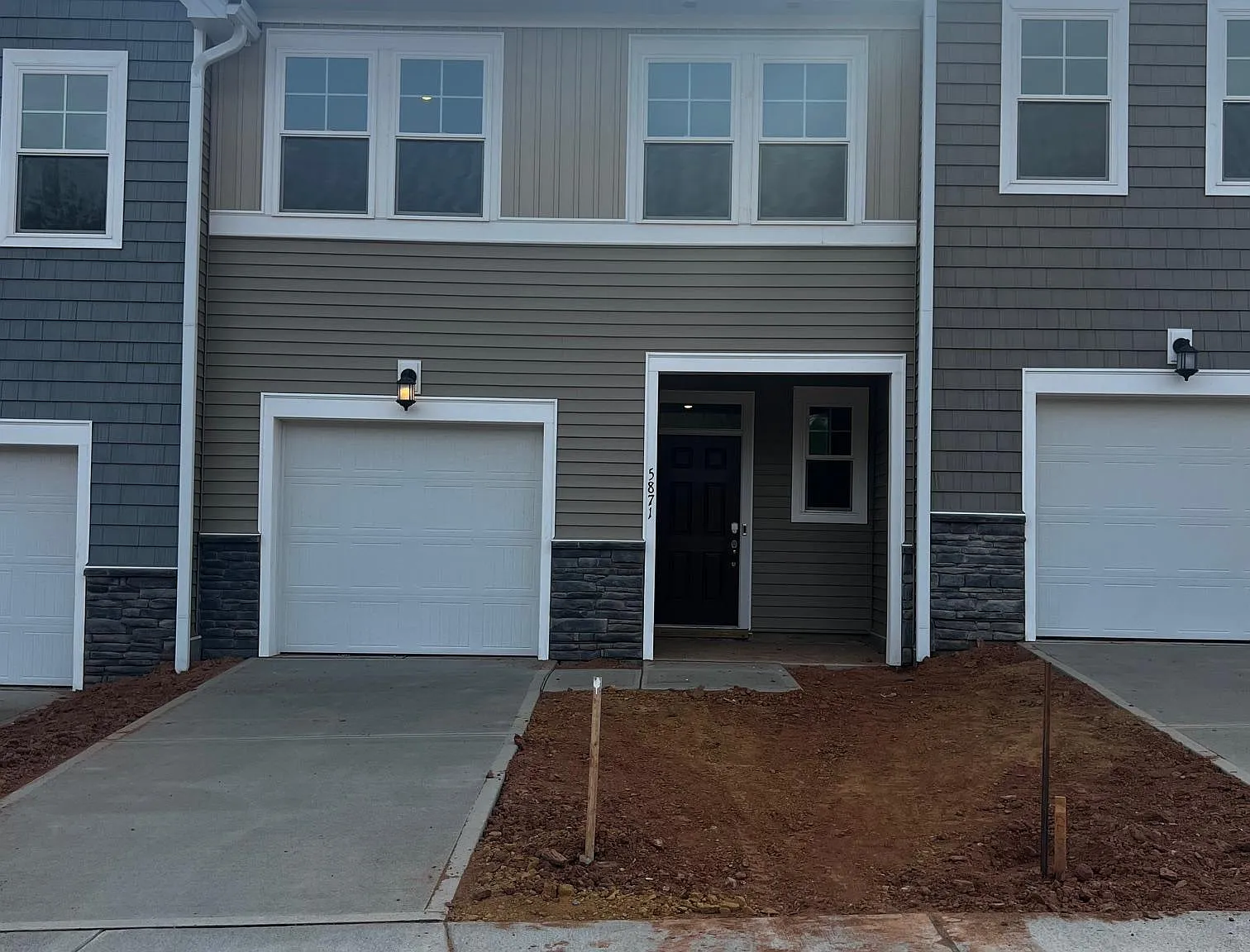 3 bed, 2.5 bath, 1792 sqft, $1,924 — Photo 1