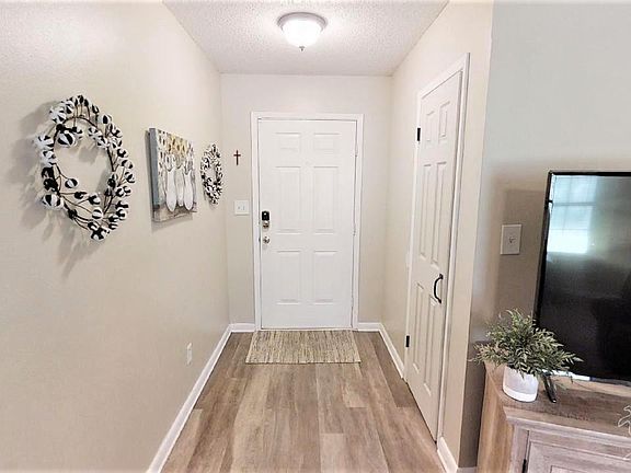 3rd image of 1110 Woodlake Dr