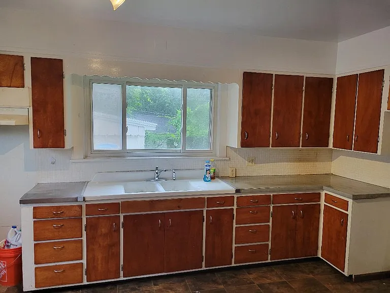 1054 Bay St — Photo 3