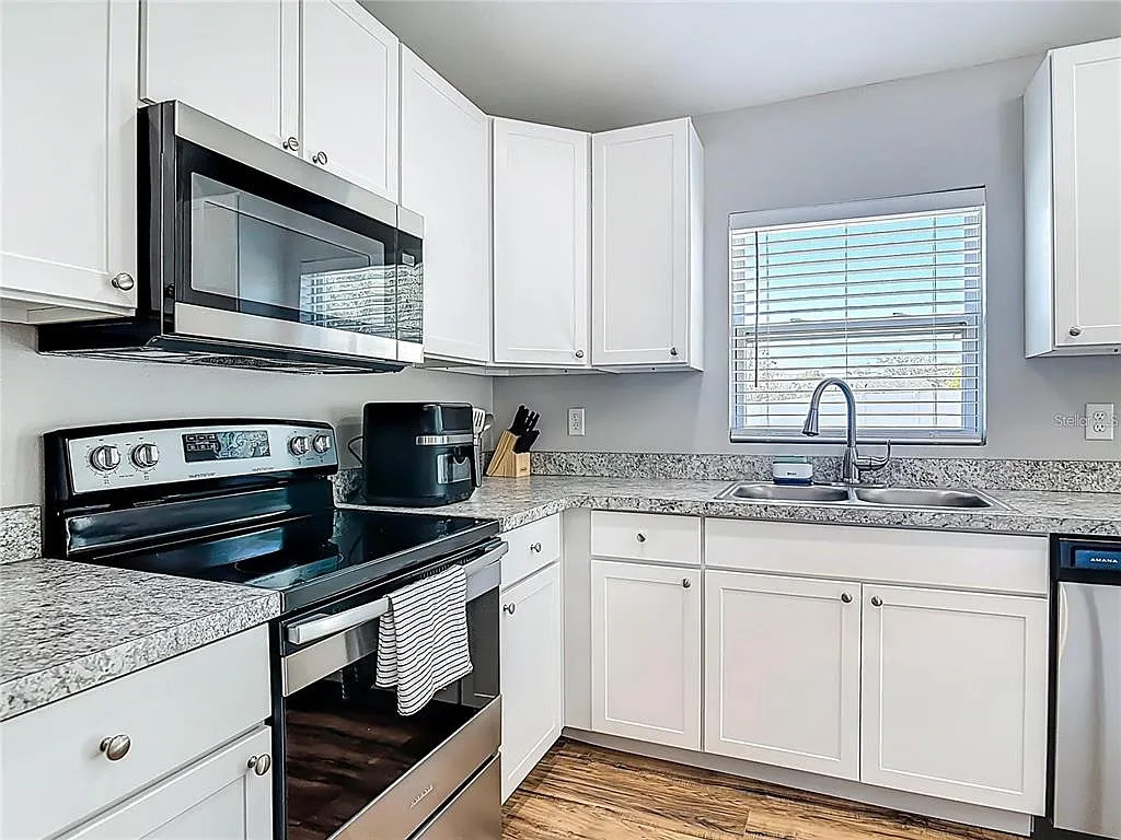 3 bed, 2.0 bath, 1159 sqft, $2,500 — Photo 3