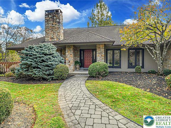 4th image of 1588 Saucon Valley Rd