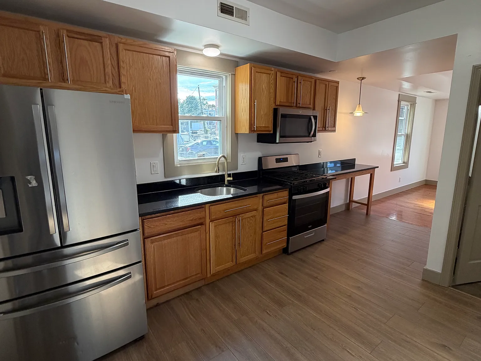 3 bed, 9999 sqft, $3,200 — Photo 2
