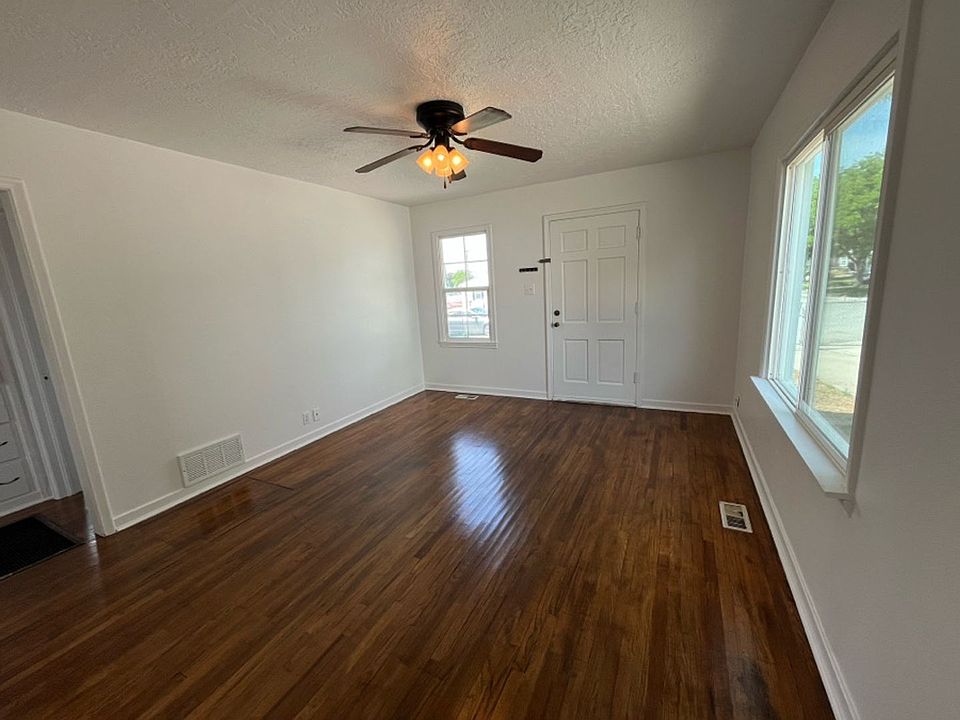 2nd image of 933 W 450th St N