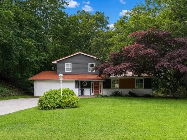 18569 Pawnee Dr, Spring Lake, MI 49456