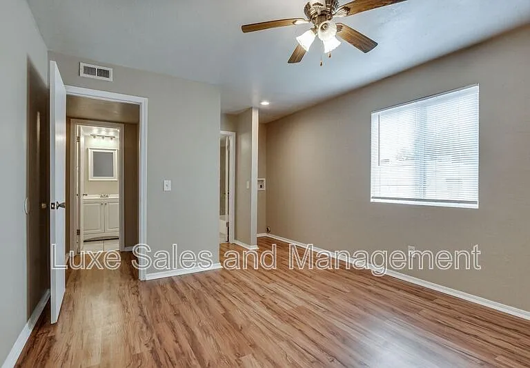 6026 Nw Expy #C — Photo 19