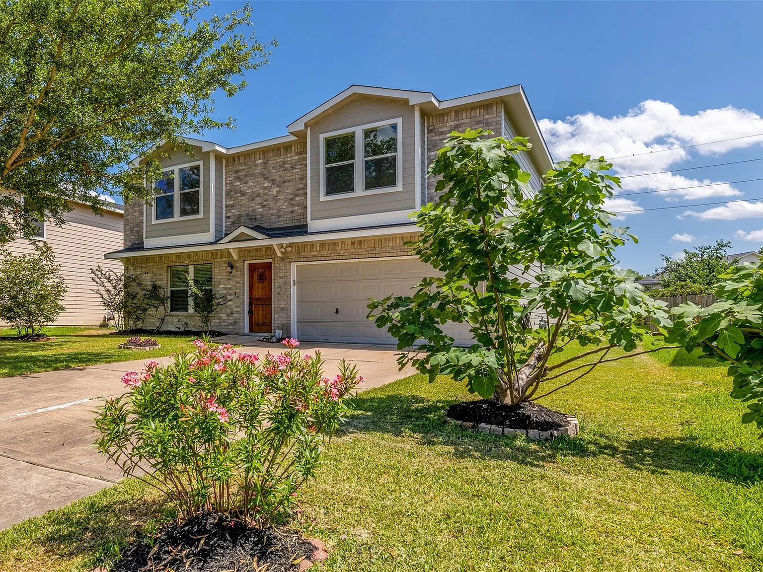 5 bed, 3.5 bath, 3560 sqft, $3,000 — Photo 2