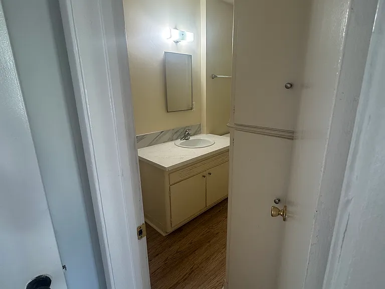 450 Midvale Ave — Photo 15