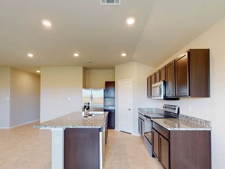 1261 Lindsey Dr — Photo 3
