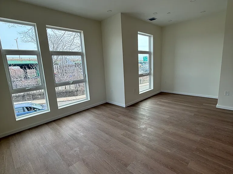 546 Saratoga St #2 — Photo 11