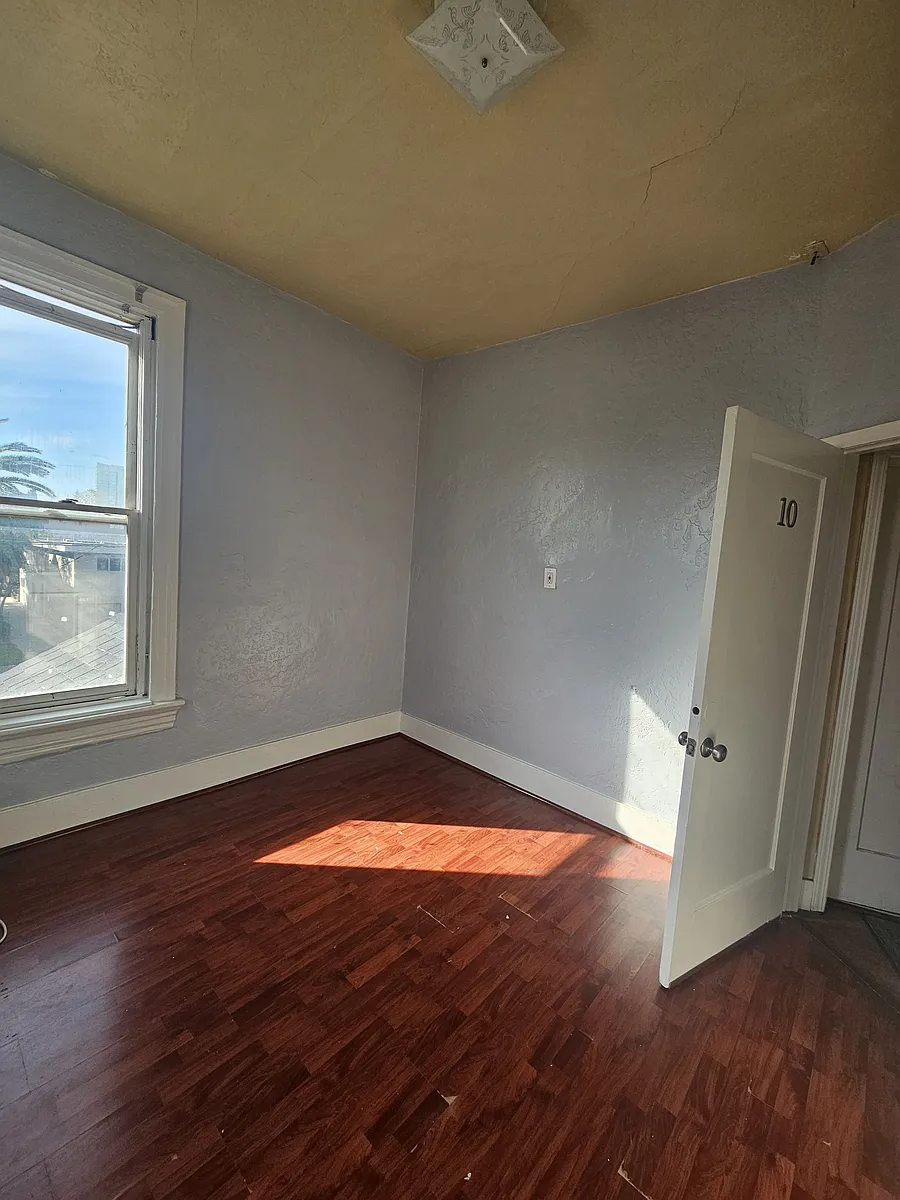Building Photo - 468 S 6th St #10