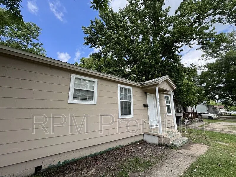 Building Photo - 3647 Mission Dr