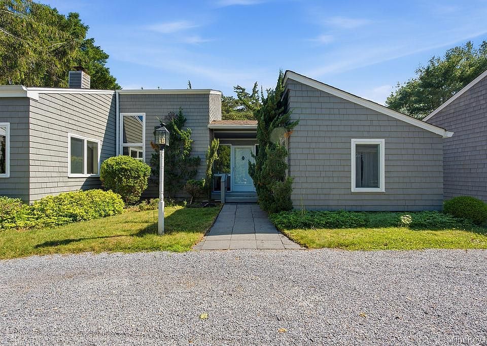 1st image of 7 Tuthill Ln