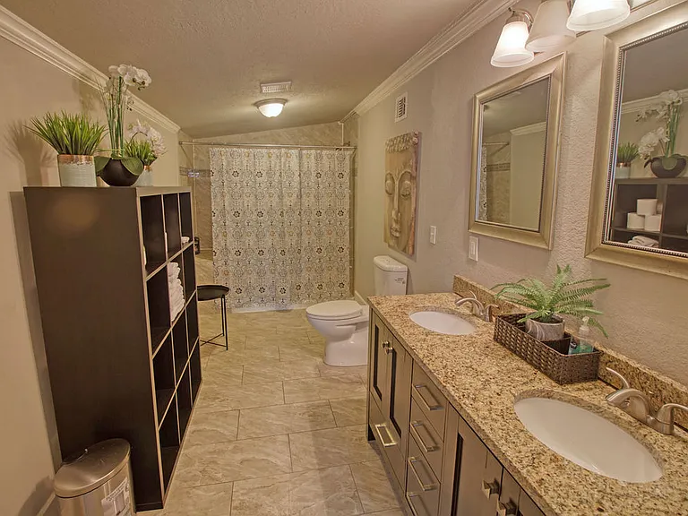 1629 W Woodlawn Ave — Photo 14