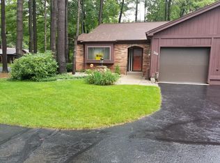 708 Pineway Dr, Norton Shores, MI 49441