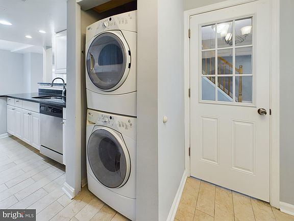 4th image of 228 Stevenson Sq