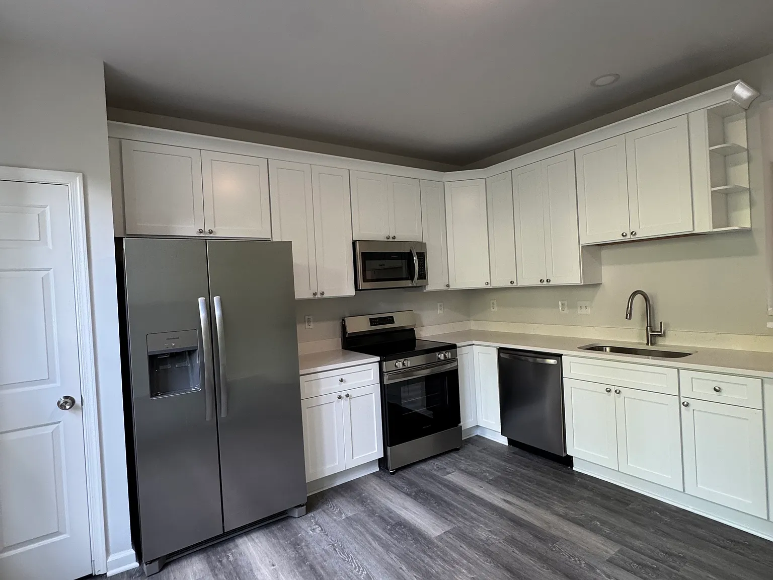 5 bed, 1380 sqft, $1,000 — Photo 1