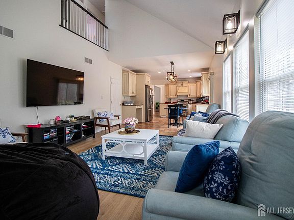 5th image of 845 Woodbury Dr