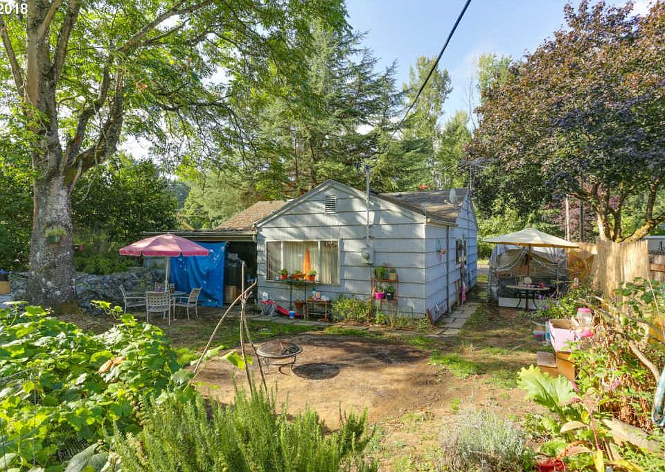 2nd image of 2812 NE Fremont Dr