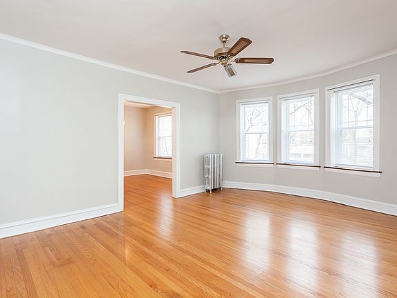3rd image of 1923 W Estes Ave #1N