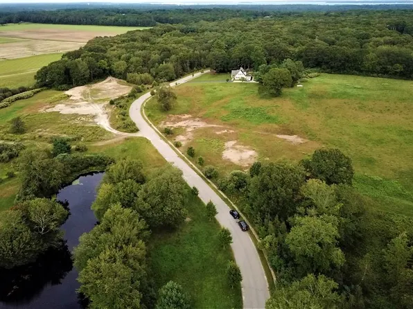 47 Explorer Dr N, Saunderstown, RI 02874