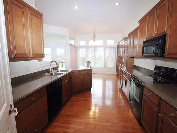 5th image of 5885 Emerald Lake Dr