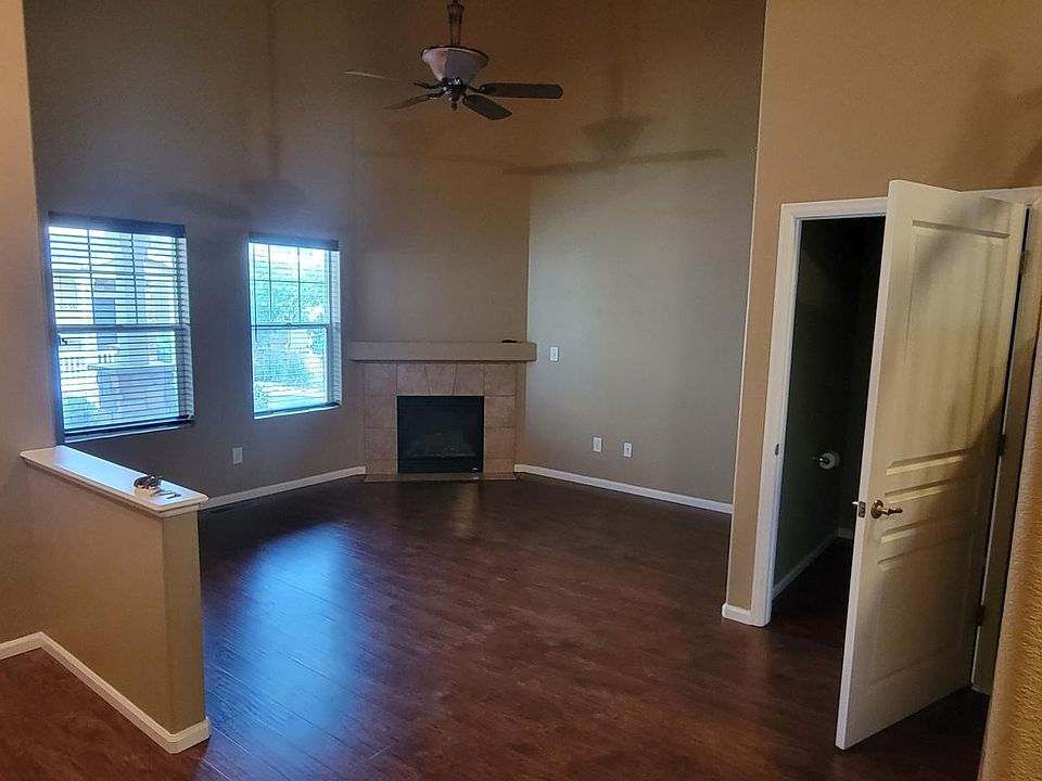 Entryway/Living Area
