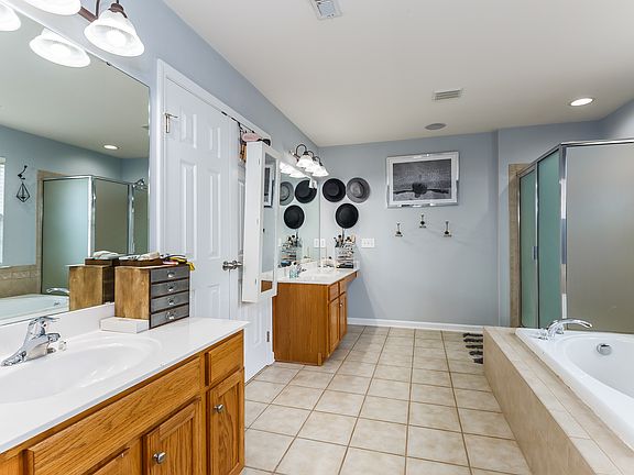 5th image of 8429 Shady Vale Ln