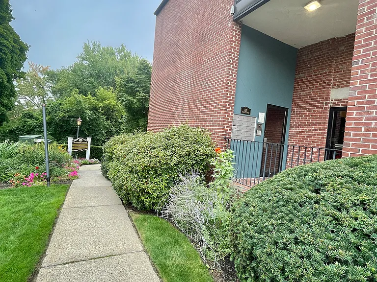 128 Warren St #1 — Photo 16