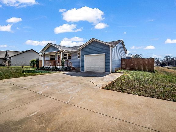 2nd image of 655 W Oconee St