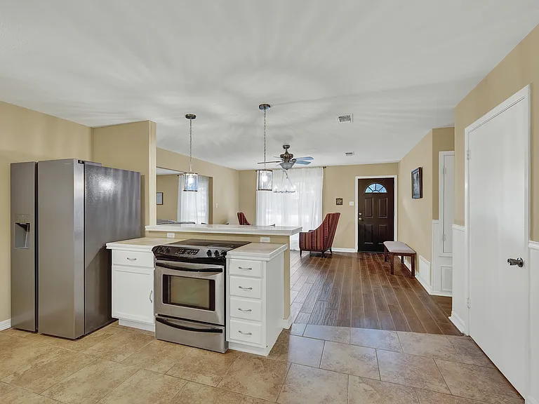 208 Reimer Ave — Photo 9