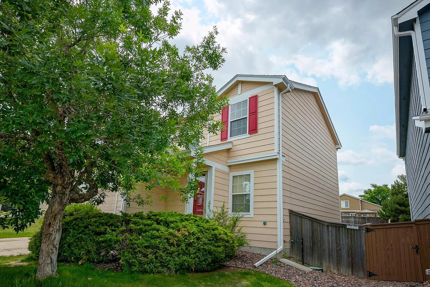 4 bed, 2421 sqft, $3,098 — Photo 3