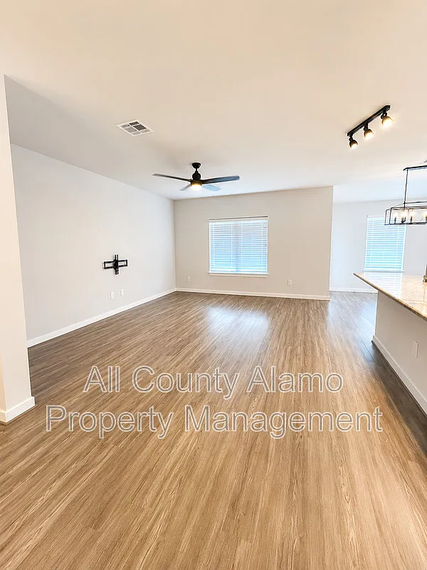3 bed, 2.0 bath, 1610 sqft, $1,800 — Photo 4