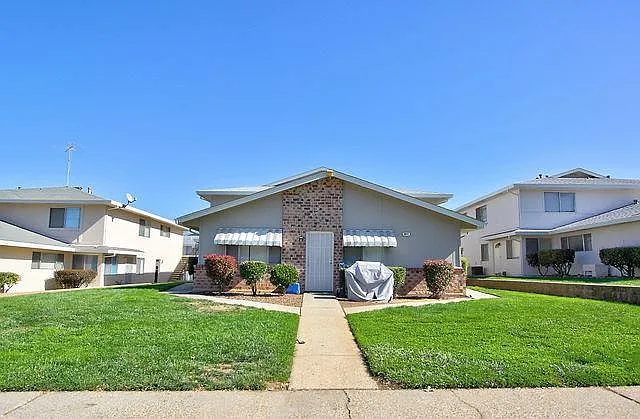 3644 Sapphire Dr APT 4 photo 1