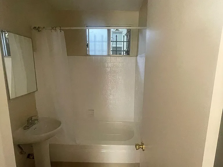 1211 W 37th Pl — Photo 7