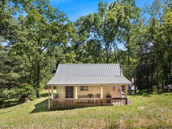 227 Exline Camp Rd, Elizabeth, WV 26143
