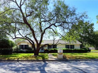 900 Springdale Rd, Bedford, TX 76021