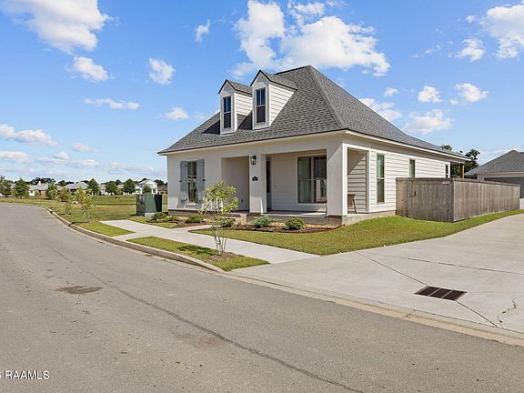 3rd image of 423 Flores Ct
