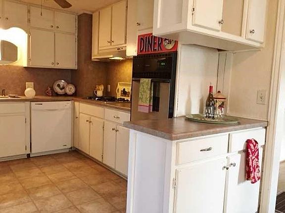 Kitchen. Nice size kitchen. Plenty of counter top space with plenty of cabinets.
