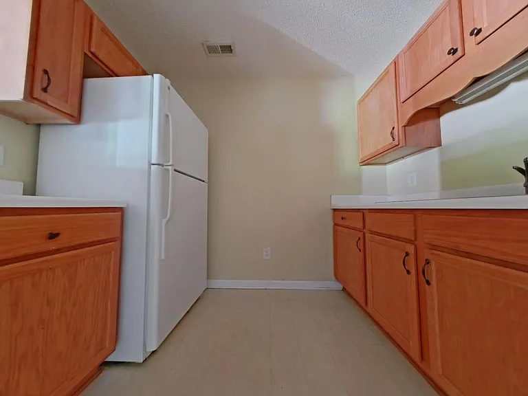 905 Hanahan Ct — Photo 4
