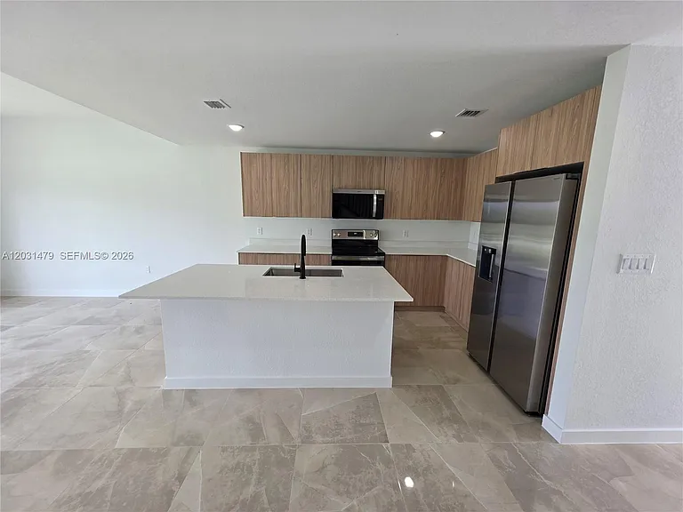 1305 NW 4th Ter #1305 — Photo 2