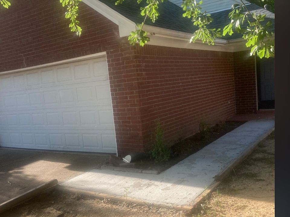 House: 3 BR/ 2 BA. Quiet neighborhood. Home owner and OB Police Officers reside in neighborhood. Olive Branch and Center Hill School Districts.
Two car garage. Deep lot for added privacy. Fenced backyard. Large attic. Gas heat/hot water. Central air.