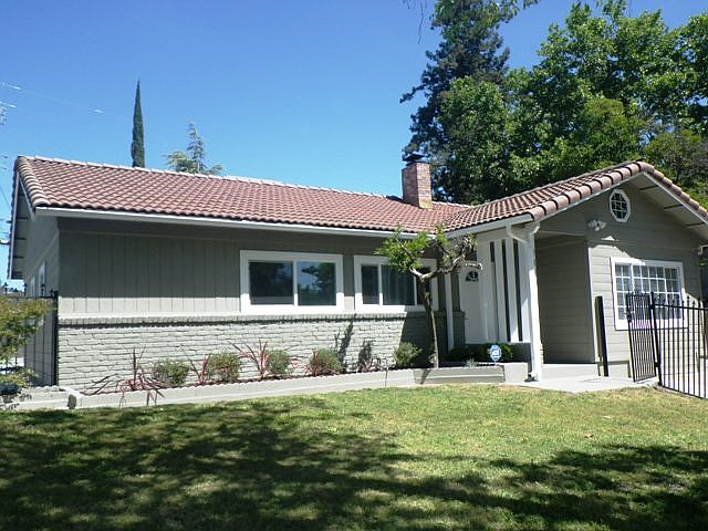 1st image of 2429 Leslie Ln