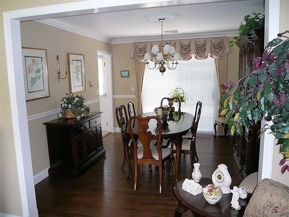Nice Size Dining Room - Crown Molding - Elegant Features