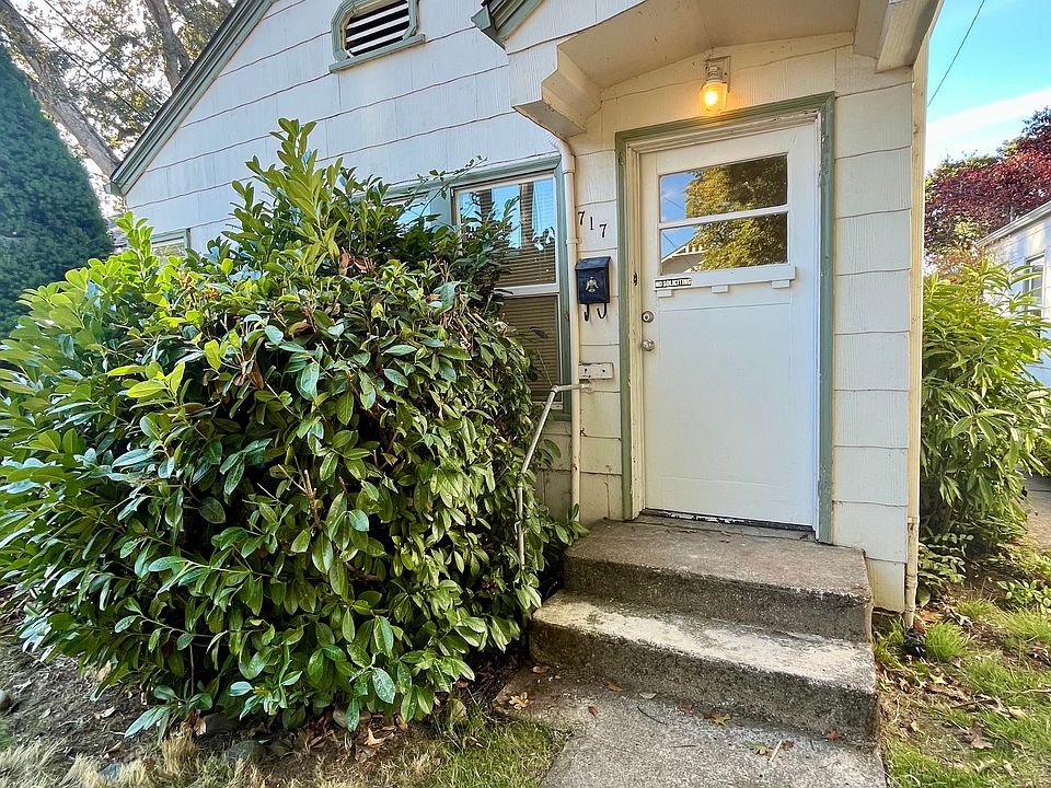1st image of 717 Cottage St NE