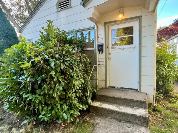 717 Cottage St NE, Salem, OR 97301