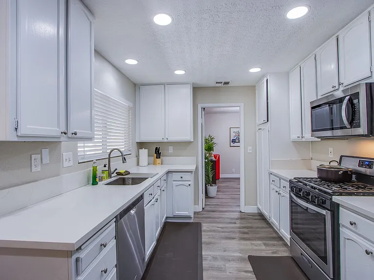 2342 Viewcrest Rd — Photo 11