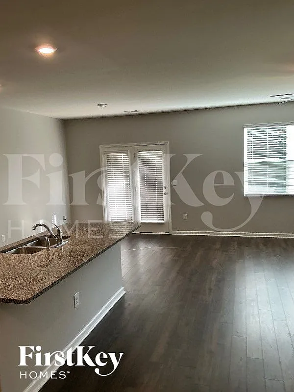 5 bed, 3.5 bath, 2820 sqft, $2,510 — Photo 4